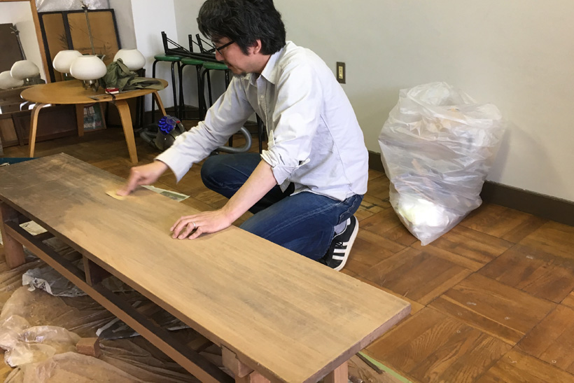 家具リフォーム、ヤスリがけ。