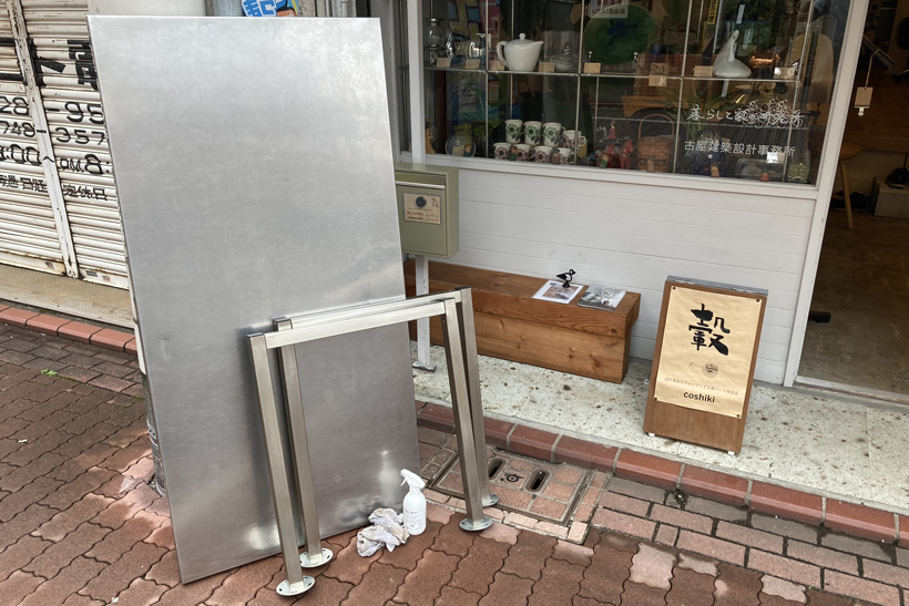 ステンレステーブル。