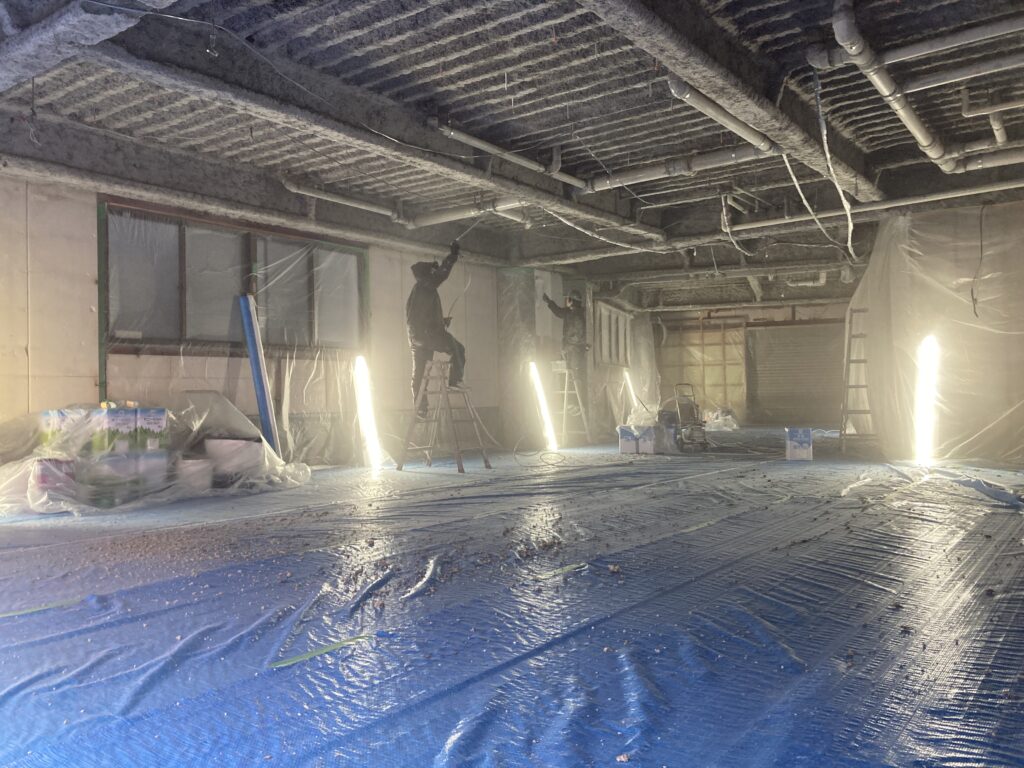 吹き付け塗装工事。