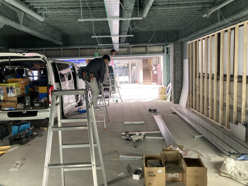 工事立て込む。